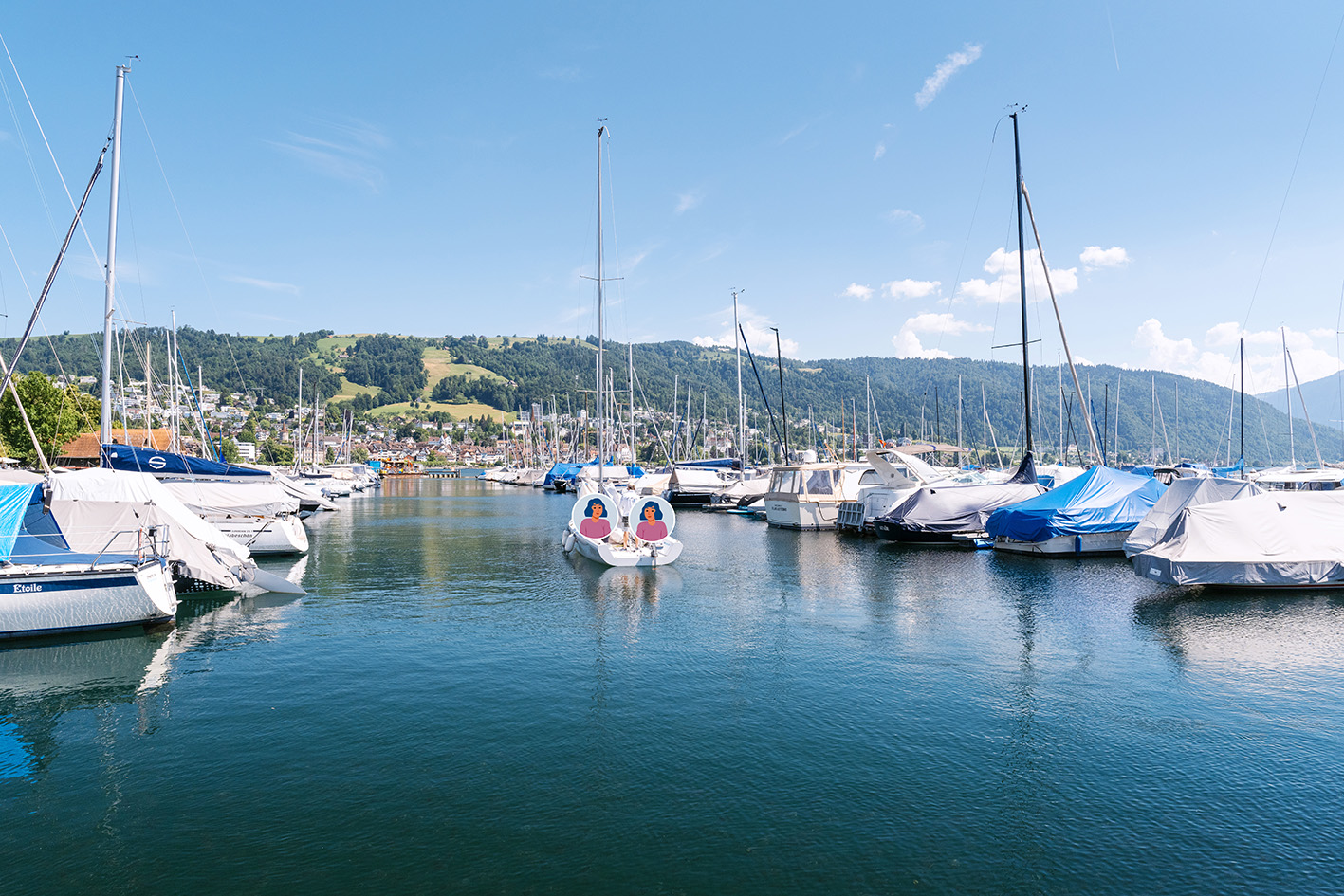 Teilnehmende der Segeltherapie der Klinik Meissenberg fahren in den Hafen im Zugersee ein.