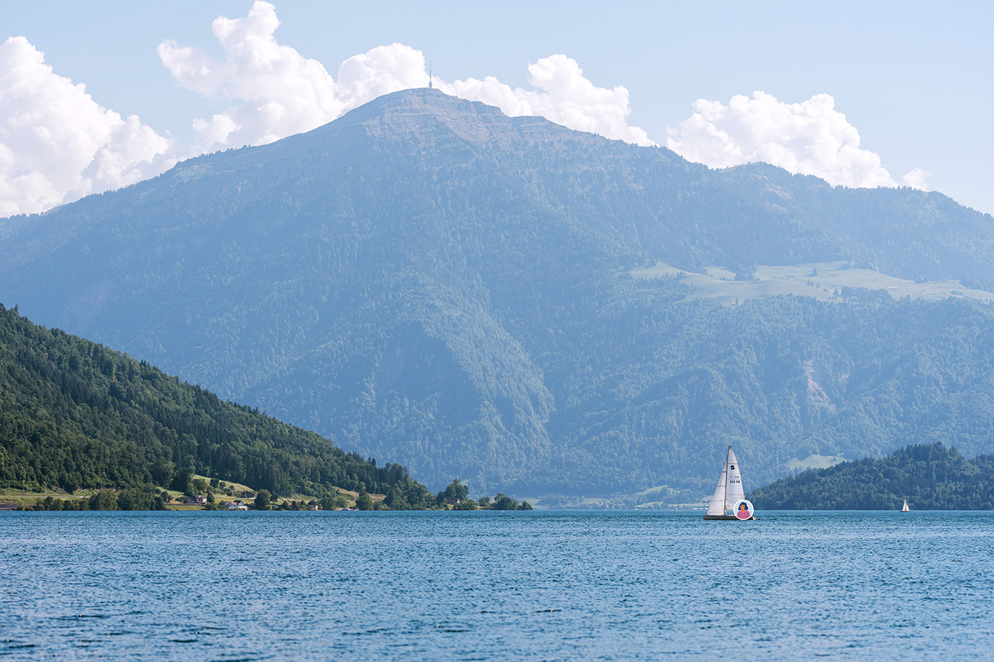 Ein Segelboot der Segeltherapie der Klinik Meissenberg segelt auf dem Zugersee.