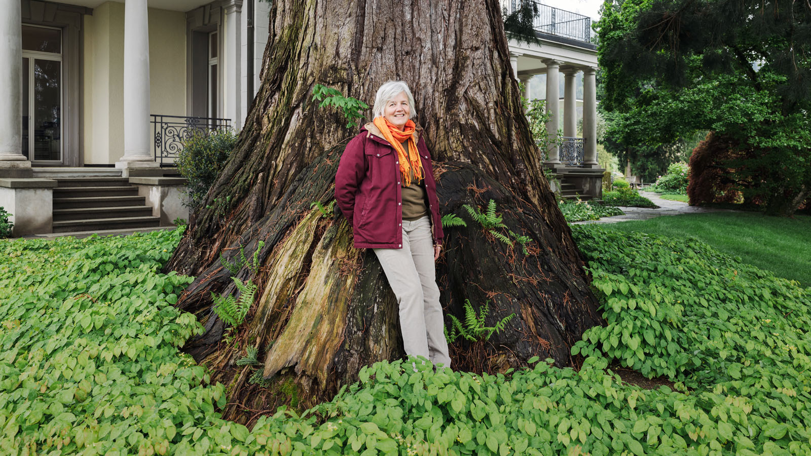 Eliane Zwyer, Peer-Arbeiterin der Klinik Meissenberg, vor einem Baum im Garten der Klinik.