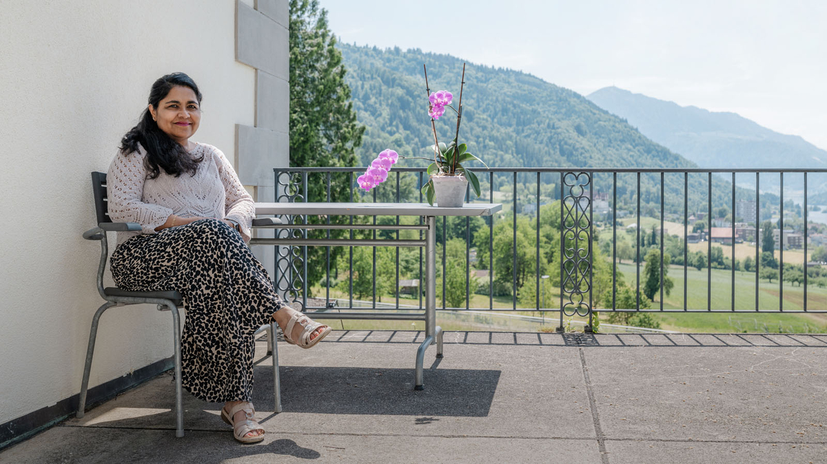 Sreelatha Vijayananda, Assistenzärztin der Klinik Meissenberg, sitzt auf der Terrasse der Klinik.
