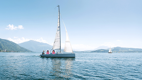 Teilnehmende der Segeltherapie der Klinik Meissenberg segeln auf dem Zugersee.
