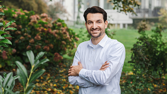 Porträtfoto von Lumni Ukaj, Ausbildungsleiter der Klinik Meissenberg, im Garten der Klinik.