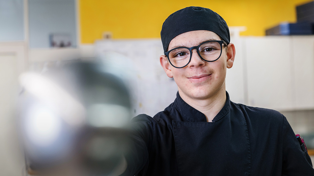 Laurens Auf der Maur, auszubildender Koch in der Klinik Meissenberg, bei der Arbeit.